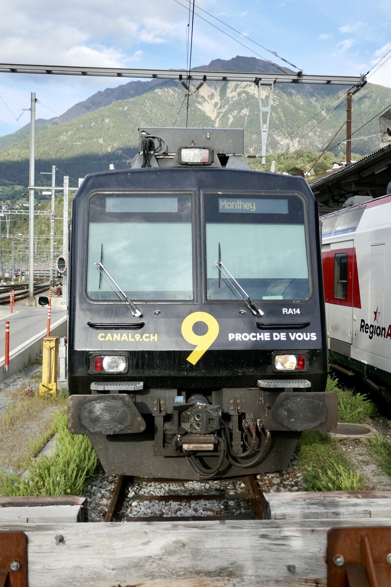 Frontansicht des Domino RA14 RBDe 560 414 mit der Vollwerbung des Walliser Fernsehsenders Kanal 9 am 8.8.23 in Brig abgestellt.