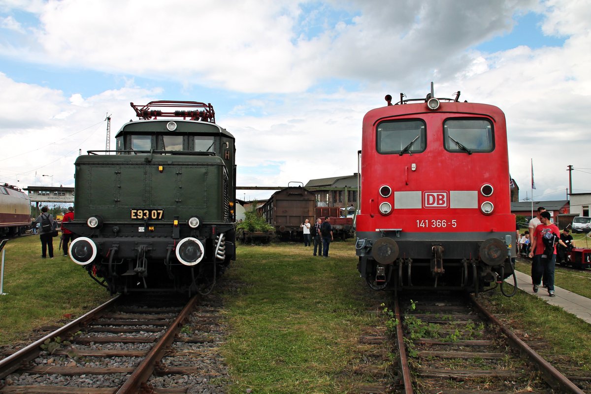 Frontansicht von E93 07 und 141 366-5, als beide nebeneinander bei der Drehscheibe auf dem Gelände vom DB Museum in Koblenz Lützel standen und sich den Sommerfest Besuchern zeigten.