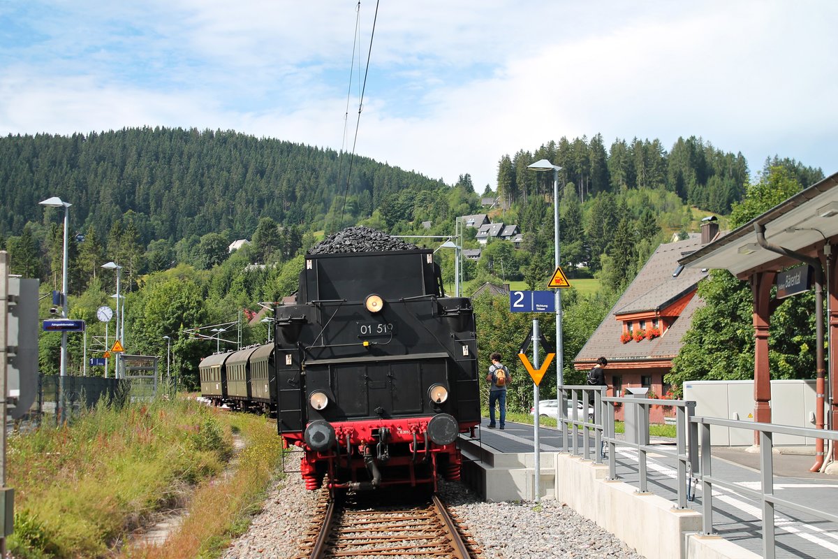 Frontansicht von EFZ 01 519 am Morgen des 29.07.2017, als diese mit dem ersten Dampfzug (Seebrugg - Titisee) des Tages einen Zwsichenhalt in Feldberg Bärental einlegte. (Foto entstand vom Fußgängerüberweg)