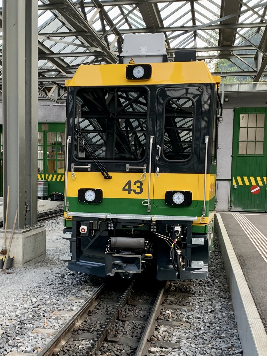 Frontansicht der He(m) 4/4 43 der WAB am 15.6.22 im Bahnhof Lauterbrunnen.
