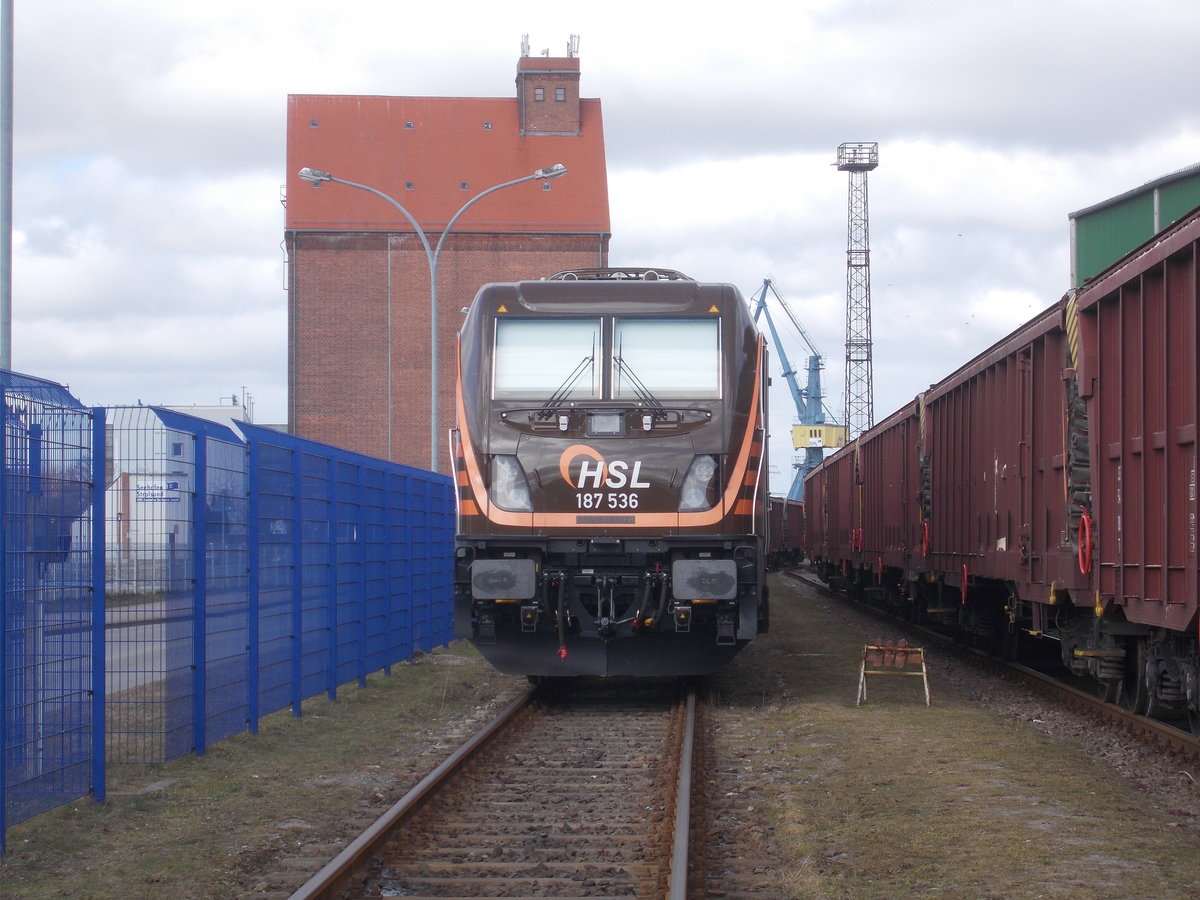 Frontansicht von der HSL 187 536,am 16.März 2018,in Stralsund Nordhafen.Aufnahme durch das Hafentor.