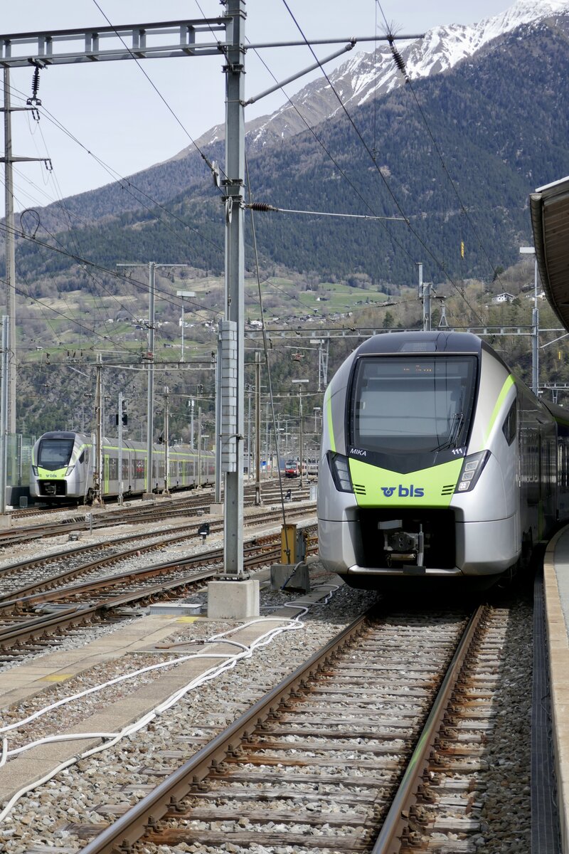 Frontansicht der MIKA RABe 528 111  La Chaux-de-Fonds  mit dem abgestellten 106 am 10.4.23 im Bahnhof Brig.