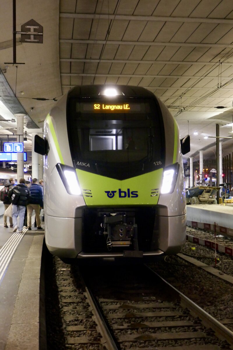 Frontansicht der MIKA RABe 528 126 (Übernahme 3.3.23) am 16.3.23 im Bahnhof Bern.