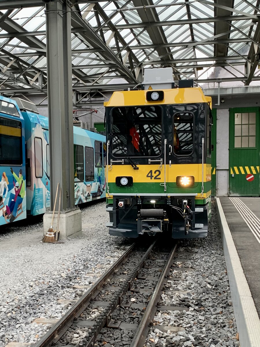 Frontansicht der neuen He(m) 4/4 42 der WAB am 8.4.22 im Bahnhof Lauterbrunnen.