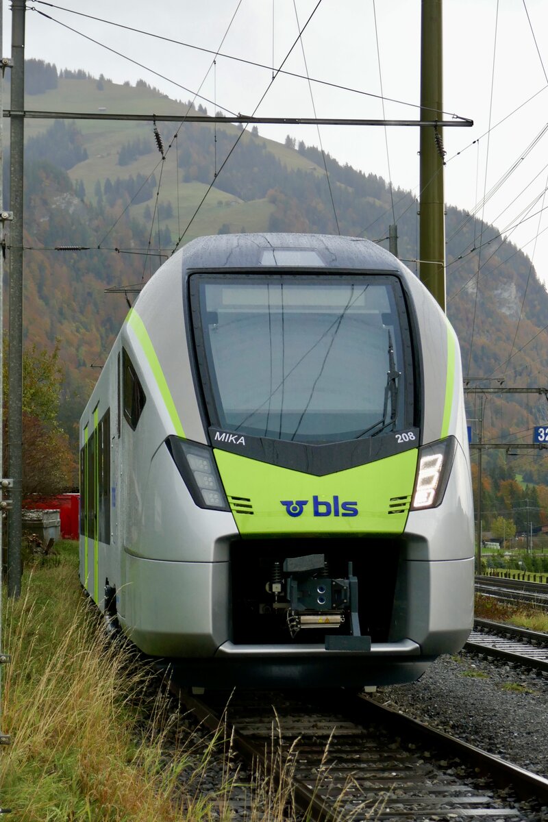 Frontansicht der S-Bahn MIKA RABe 528 208 die am 5.11.23 in Frutigen abgestellt ist.