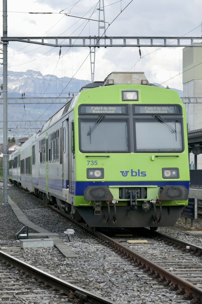 Frontaufnahme des Pendel RBDe 565 735  Belp  der am 15.4.24 beim Bahnhof Uetendorf abgestellt ist.