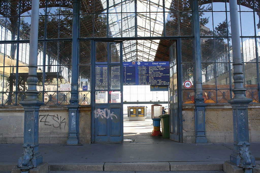 Frontseitiger Eingang des budapester Bahnhofes Nyugati, aufgenommen am Morgen des 07.September 2013. 
