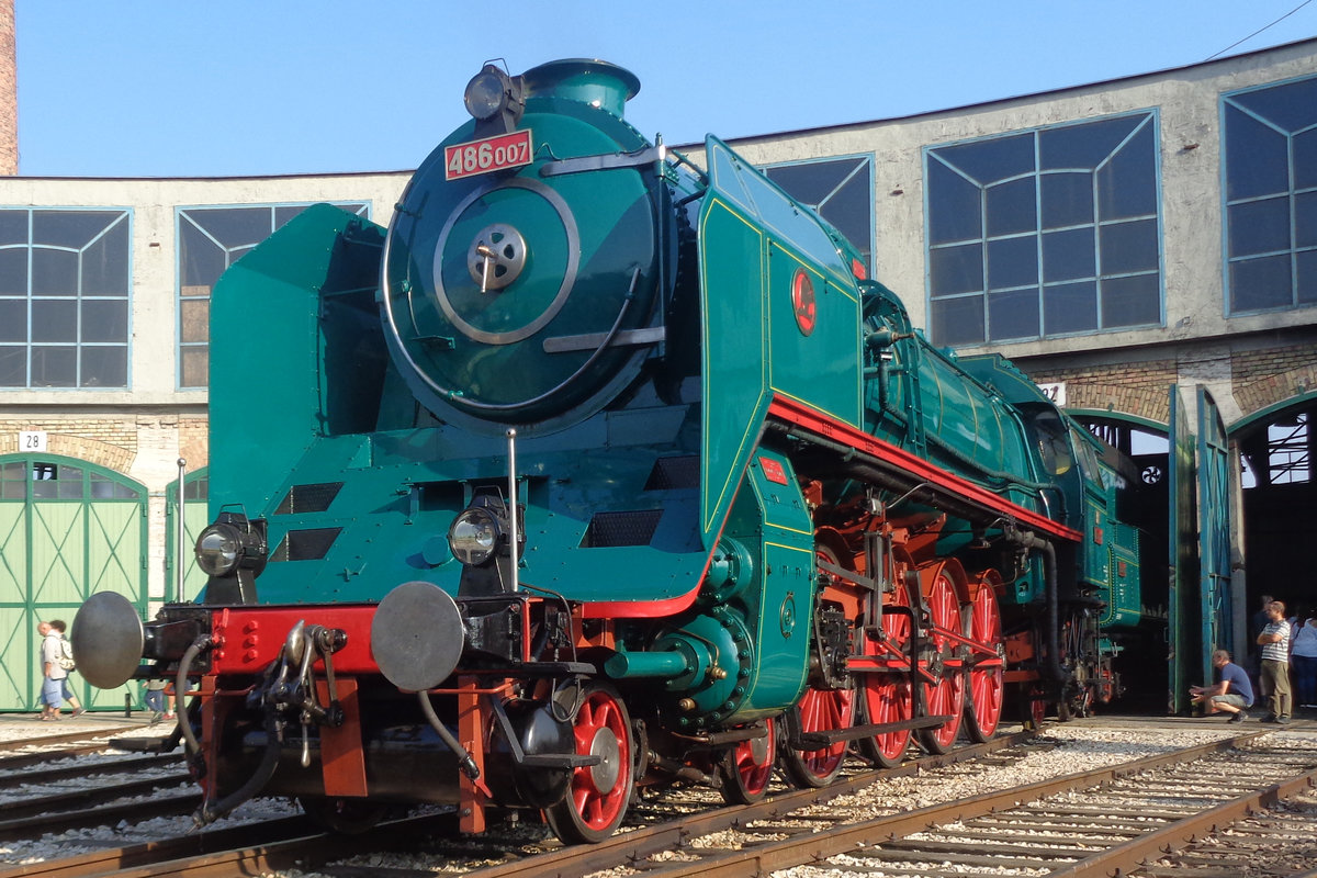 Froschblick auf die frisch renovierter 486 007 ins Budapester Eisenbahnmuseumpark am 9 September 2018.
