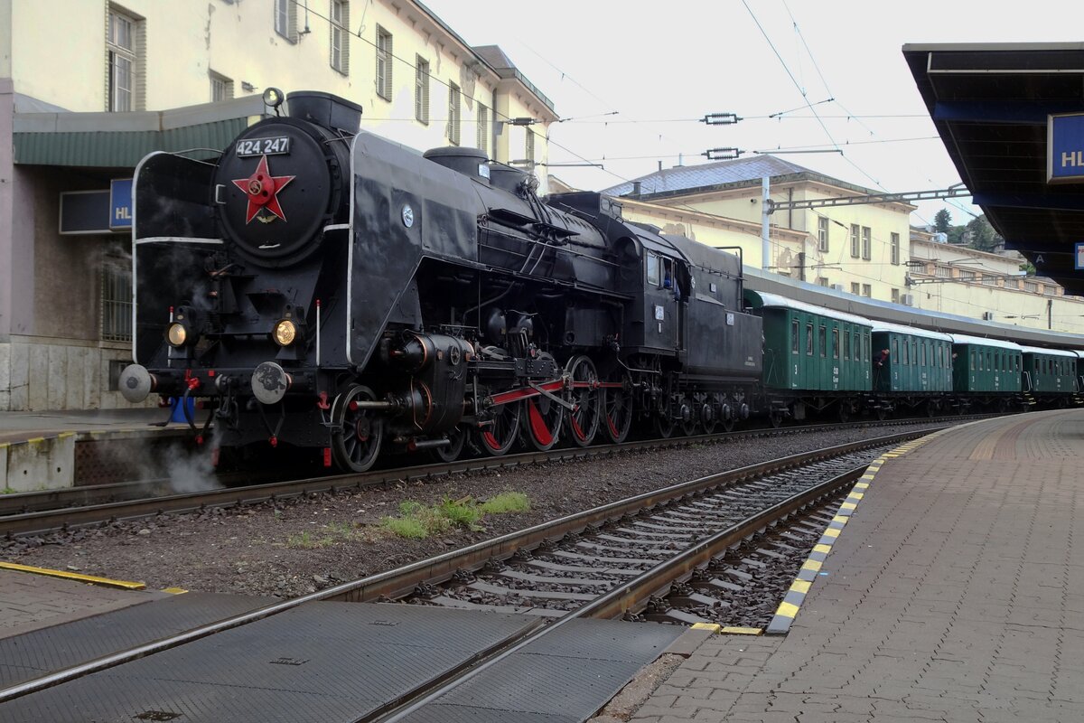 Froschblick auf MAV 424 247 mit Dampfsonderzug nach Bratislava-Vychod während der drei Minuten dauerender halt in Bratislava hl.st. am 25 Juni 2022 als 1.Zubringerzug nach das RENDEZ Bw-Fest.