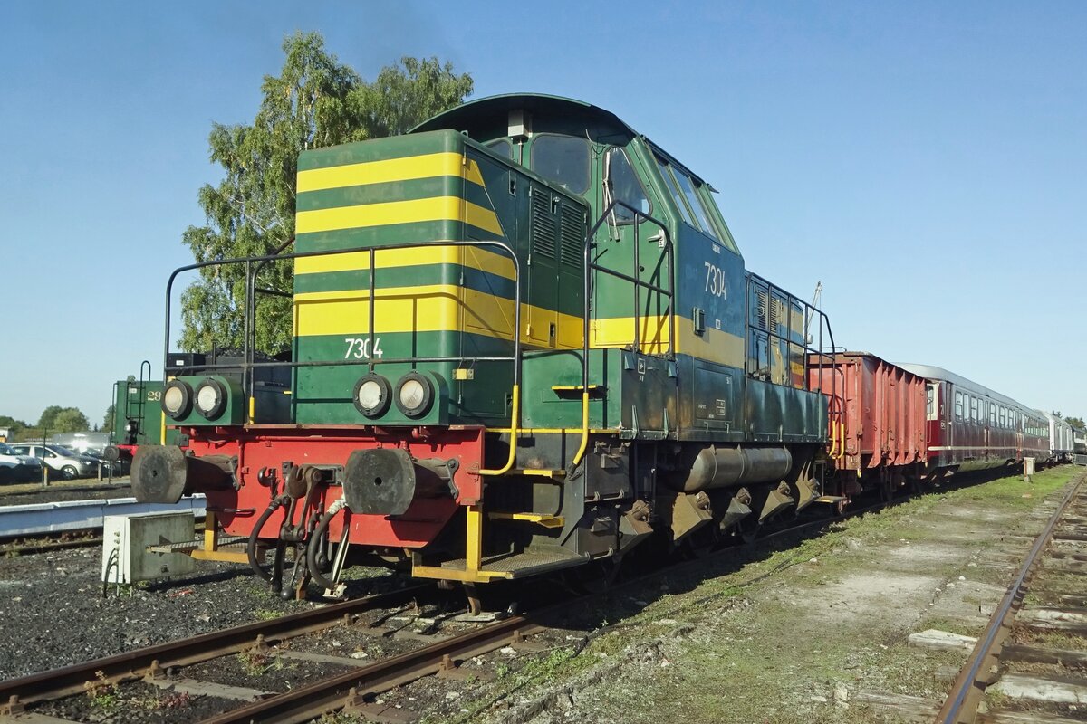 Froschblick: CFV3V, ex-SNCB 7304 steht am 21 September 2019 in Mariembourg. Das Bild wurde auf den Museumsarëal gemacht w:ahrend das Weekend-a-Vapeur in 2019.