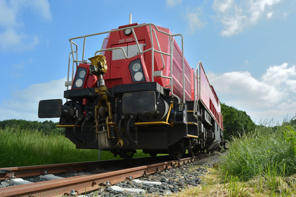 Froschperspektive der Gravita 265 030-7 beim warten vor der Ayrshire-Kaserne in Möcnehgladbach Holt. Die wartet bis das Tor geöffnet wird und die den M62584 rein rangieren darf. Das Bild wurde direkt vom BÜ gemacht nachdem die Lok den Bahnübergang passiert hat.

Mönchengladbach Holt 18.05.2018