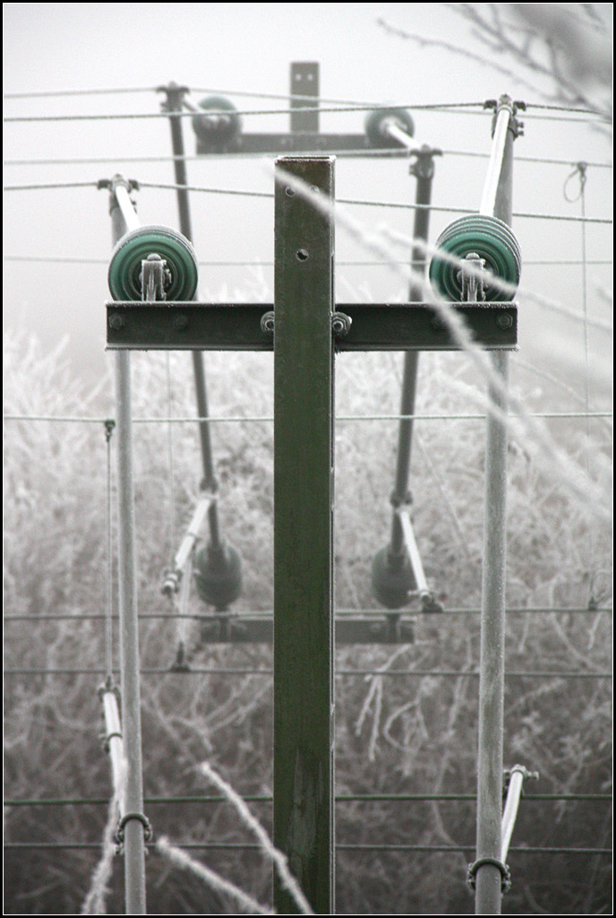 Frostige Oberleitungsanlagen -

An der Remsbahn bei Kernen-Rommelshausen.

01.01.2017 (M) 