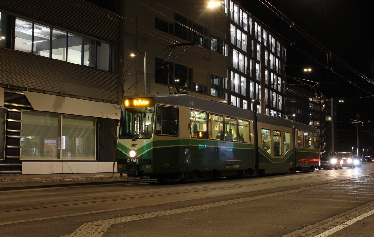 Früh am Abend des 3.1.2022 ist der Wagen Nr 607 der Holding Graz auf der Linie 6 zwischen St.Peter und Smart City unterwegs und steht hier in der Haltestelle Starhemberggasse.
Die Linie 6 von der Loudongasse zur Smart City wurde am 26.11.2021 eröffnet.