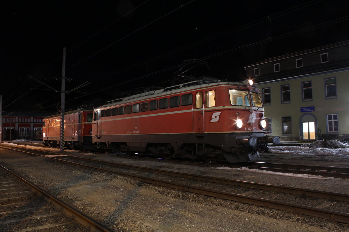 Früh am Morgen des 15.2.2019 stehen die 1142 682 und 1144 40 als GLZ87614 in Mürzzuschlag und warten auf die Abfahrt nach Gloggnitz.
Leider wurde mit 1.Juni 2019 die 1142 682 abgestellt und wartet in Wels auf ihr weiteres Schicksal.