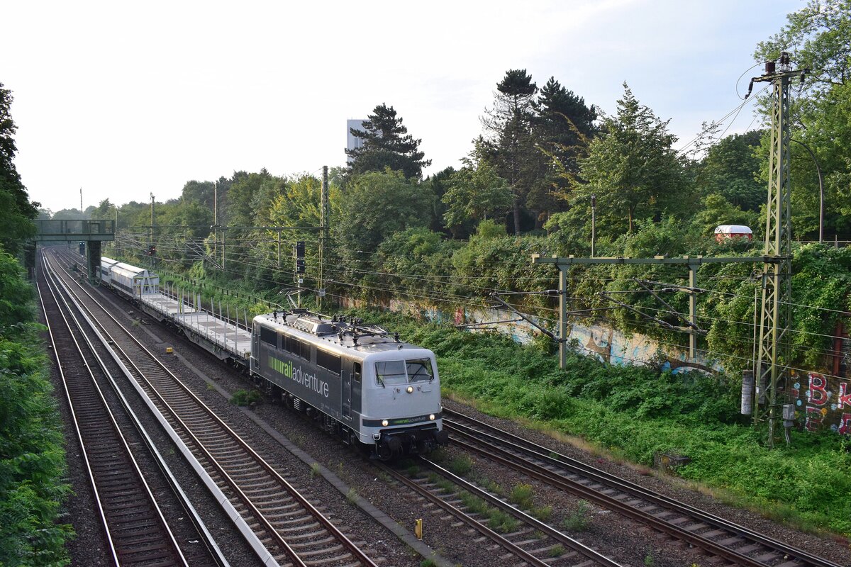 Früh morgens kommt eine 111er von Railadventure durch Hamburg Sternschanze gen Altona gefahren.

Hamburg 26.07.2021