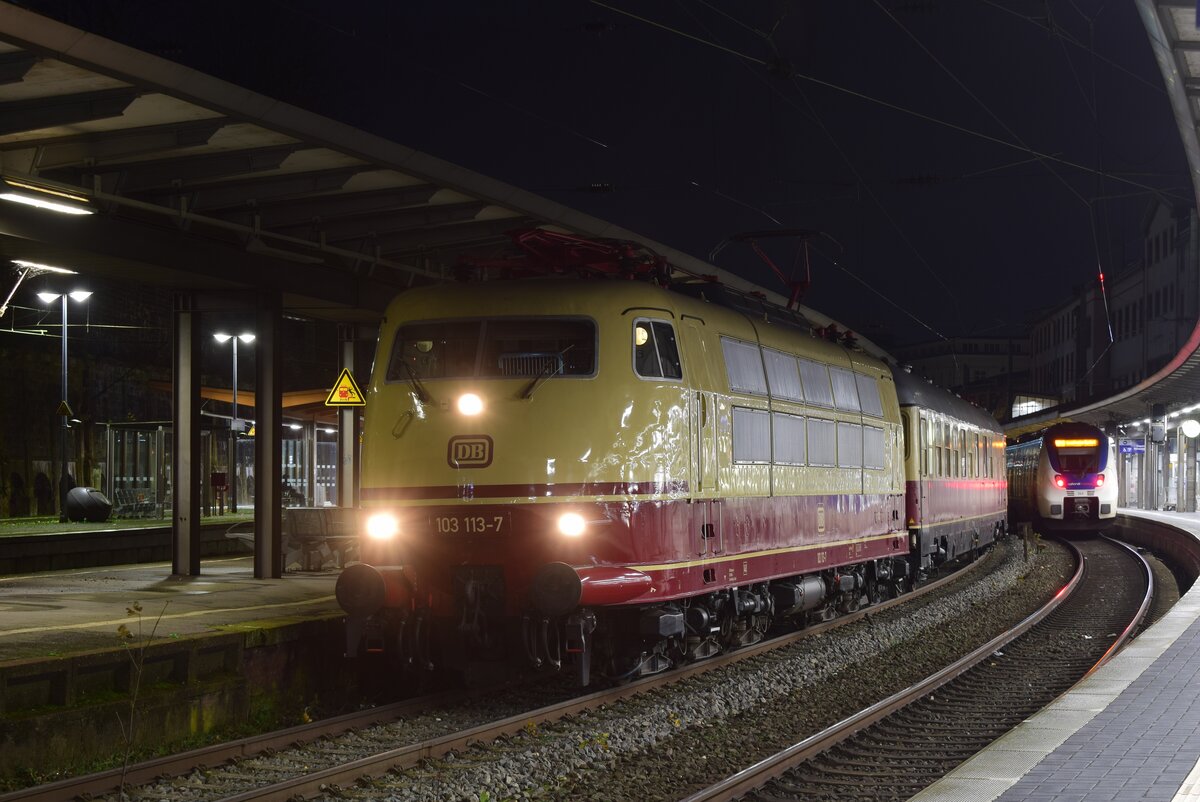 Früh morgens um 20 nach 7 kam 103 113 mit dem Rheingold Sonderzug nach Erfurt in Wuppertal eingefahren.

Wuppertal 03.12.2022