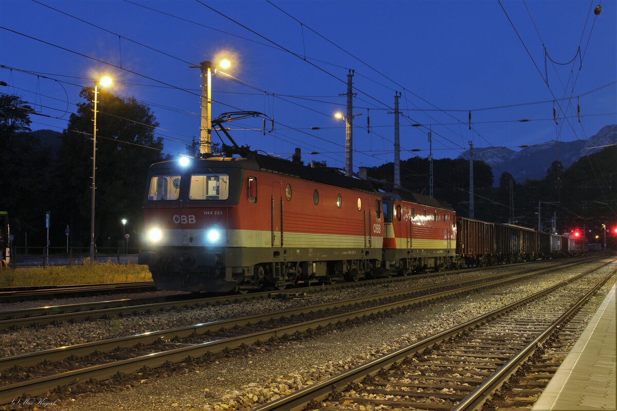 Früh morgens zur blauen Stunde des 9.9.2023 stehen im Bahnhof Payerbach-Reichenau die 1144 233 und die 1144 117 mit dem DG54072 von Graz Vbf nach Wien Zvb und warten auf die Weiterfahrt hinter einem Regionalzug.