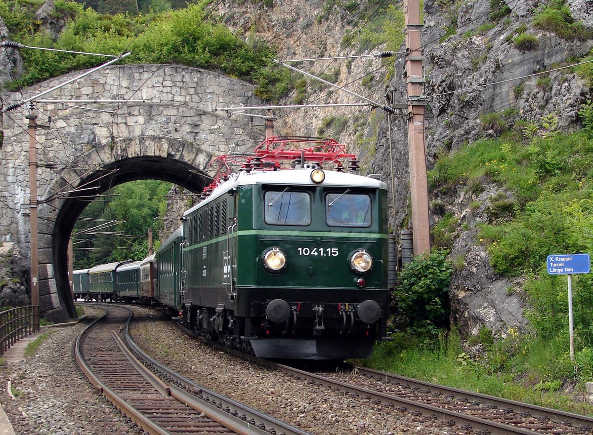 Früher gab es so einen Zug:  Erlebniszug Zauberberge  zwischen Wien Südbahnhof und Mürzzuschlag. Das Bild zeigt die 1041.15 mit dem Zwischenzug (von Mürzzuschlag bis Wiener Neustadt) bei Krausel Tunnel kurz vor Breitenstein.
11.06.2006.