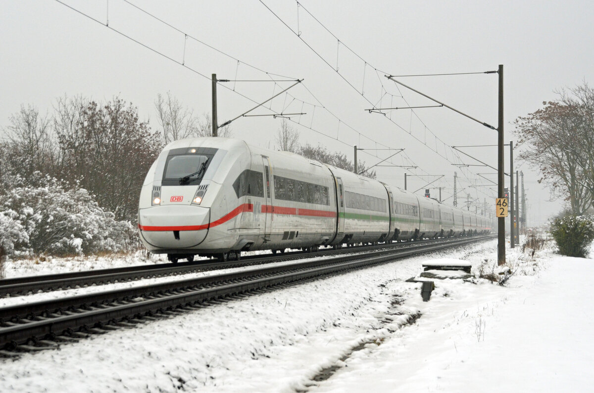 Früher hatte 412 024 einmal eine komplett grüne Bauchbinde. Mittlerweile sind lediglich 5 grüne Wagen in der Zugmitte übrig geblieben - der Rest des Triebzuges ist bereits wieder errötet. Am 04.12.22 rollt er als ICE 694 nach Berlin umleitungsbedingt durch Greppin. 