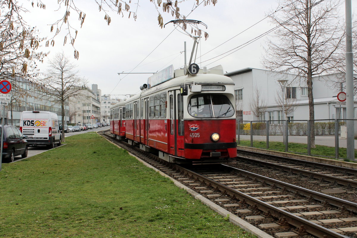 Früher - und kühler - Frühling in Wien - am 22. März 2016: Wiener Linien SL 6 (E1 4505) Kaiserebersdorf, Svetelskystraße.