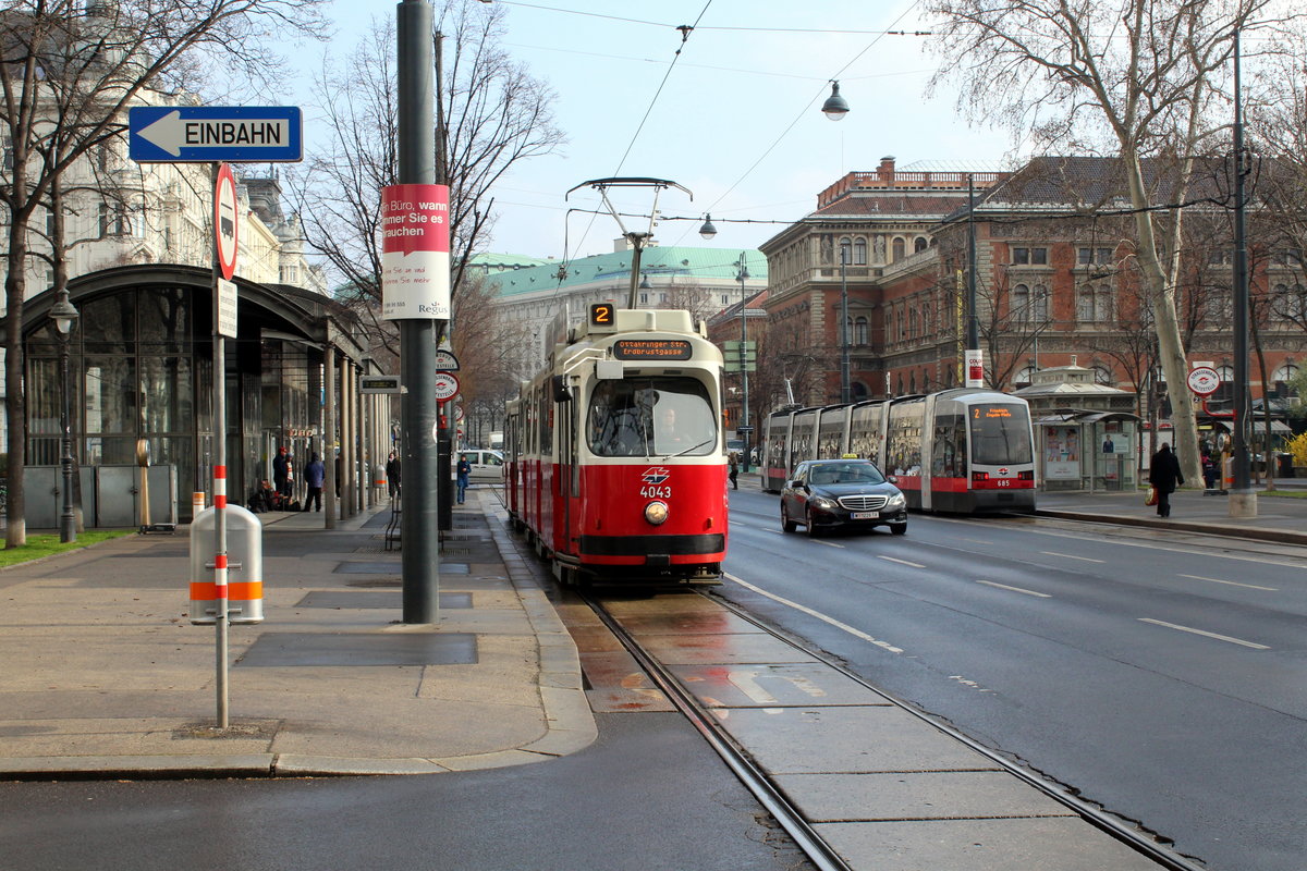 Früher - und kühler - Frühling in Wien - am 24. März 2016: Wiener Linien SL 2 (E2 4043) Innenstadt, Parkring (Hst. Stubentor). 