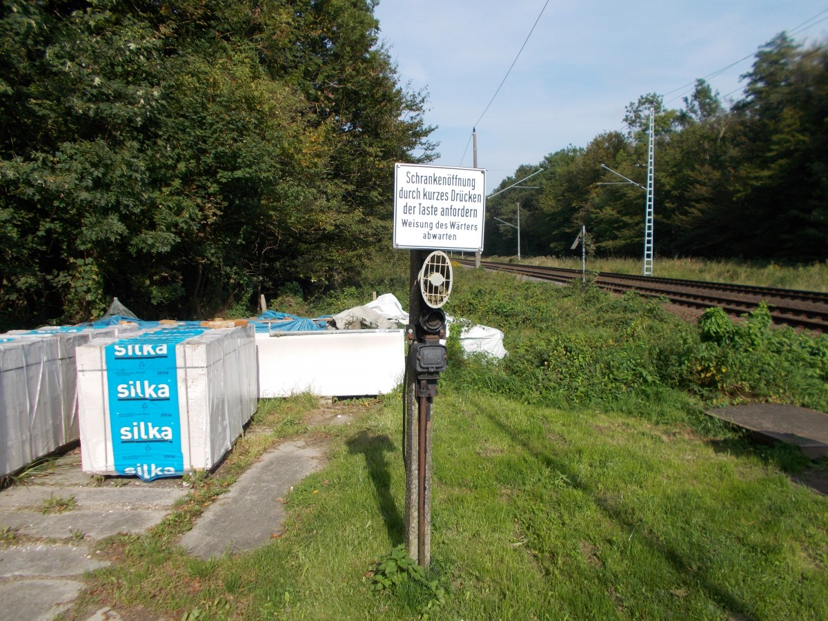 Früher meldete man sich beim Blockwärter in Teschenhagen heute ist es der Fdl in Bergen/Rügen der für das Öffnen und Schließen der Anrufschranke in Teschenhagen verantwortlich ist.Aufnahme am 15.September 2014. 