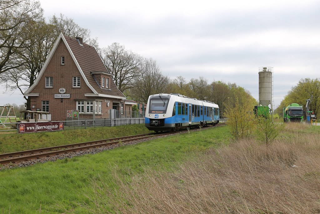Früher war dieses Gebäude der Bahnhof für die Bauernschaft Hestrup an der Bentheimer Eisenbahn Strecke. Heute fahren die Züge dort vorbei. Hier ist am 11.04.2024 der BE VT 111  um 12.22 Uhr von Bad Bentheim kommend nach Neuenhaus unterwegs.