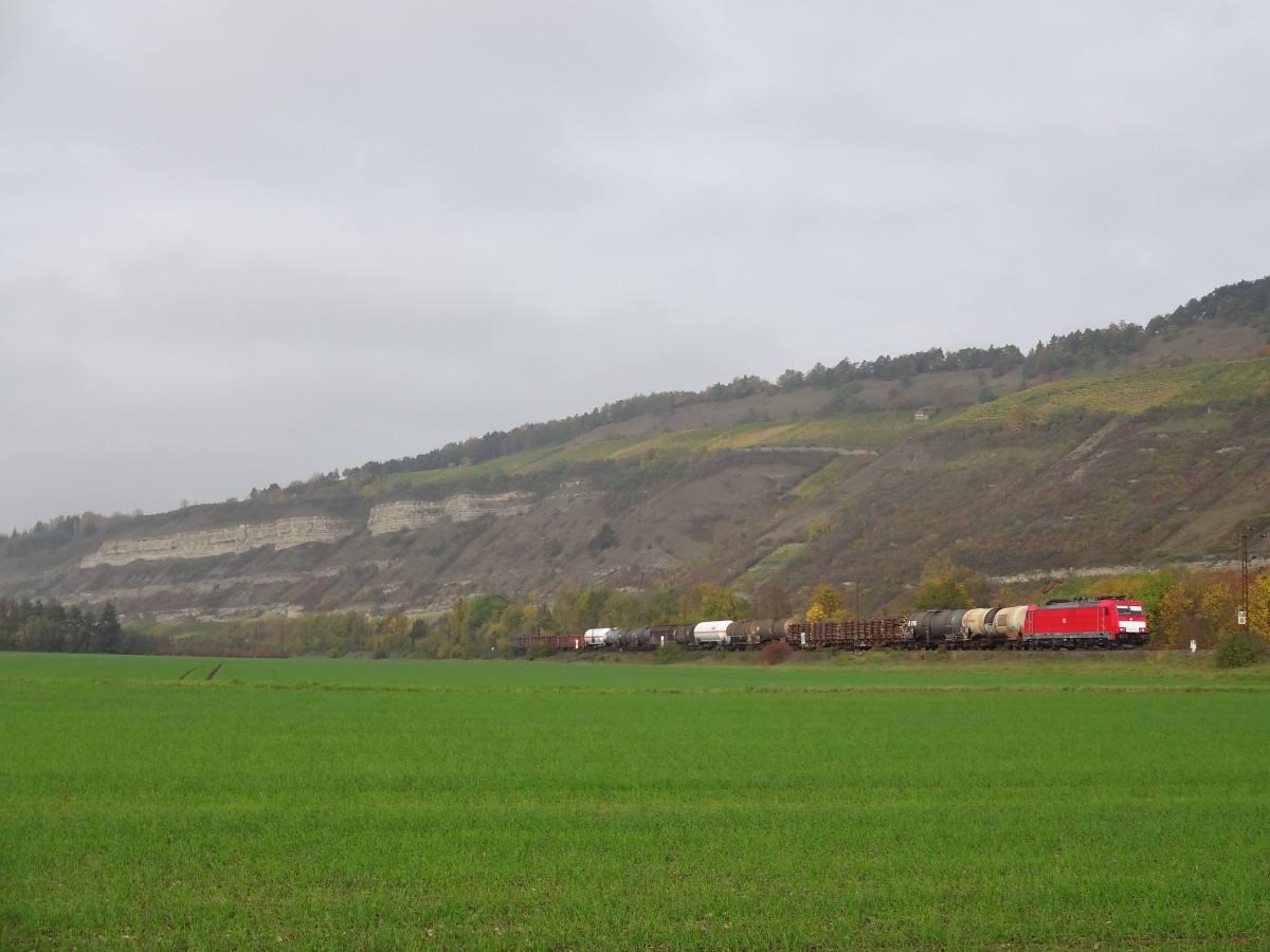 Früher waren es die 185er, dann die 155er und inzwischen hat die 186 den EZ51889 fest in Griff. 
So kam der Dienstag-Samstags verkehrende Zug am 31.10.14 durch das Maintal gerauscht. 
