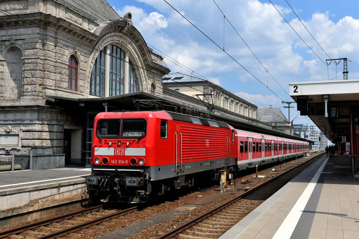 Früher weit verbreitet, kommt die Baureihe 143 in Bayern inzwischen nur noch auf der Linie S 2 der S-Bahn Nürnberg zwischen Altdorf und Roth zum Einsatz. Am 24. Juli 2018 konnte ich die in gutem Pflegezustand befindliche 143 914 mit einer Garnitur x-Wagen im Nürnberger Hauptbahnhof dokumentieren. 
