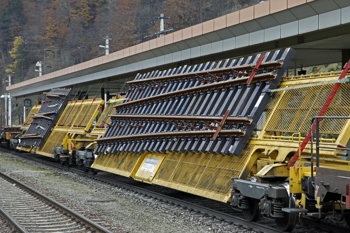 Früher wurde beim Austausch einer Weiche die Weiche am Einbauort neu zusammengebaut.   Heute werden Teile neuer Weiche schon vorgefertigt zur Gleisbaustelle geliefert und dort zusammengebaut. Für diese Transsport werden Spezialwagen verwendet, hier zu sehen in einem Güterzug in Werfen am 9.11.2017.