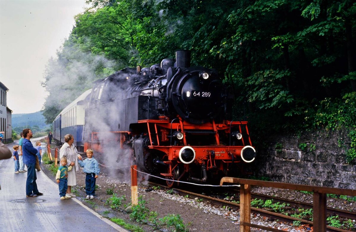 Frühere DB-Dampflok 64 289 (EFZ) zog am 22.07.1987 viele Fans an, der Bahnhof Eyach Landesbahn (HZL) war dafür bestens geeignet.