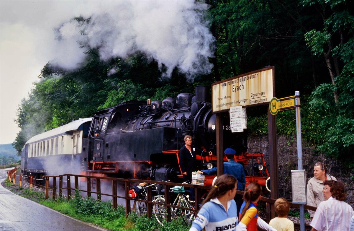 Frühere DB-Dampflok 64 289 (Eisenbahnfreunde Zollernbahn) im Bahnhof Eyach Landesbahn (HZL) bei einer Plandampffahrt nach Haigerloch (der Begriff  Plandampffahrt  ist hier nicht absolut korrekt, da zu dieser Zeit keine fahrplanmäßigen Züge nach Haigerloch verkehrten), 22.07.1987