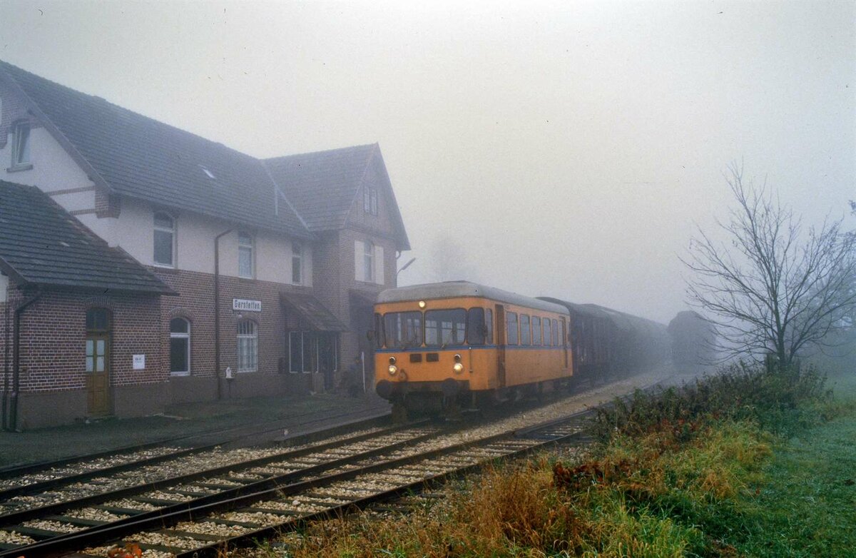 Frühere WEG-Nebenbahn Amstetten-Gerstetten. Wagen T 05 im Bahnhof Gerstetten, 02.11.1984