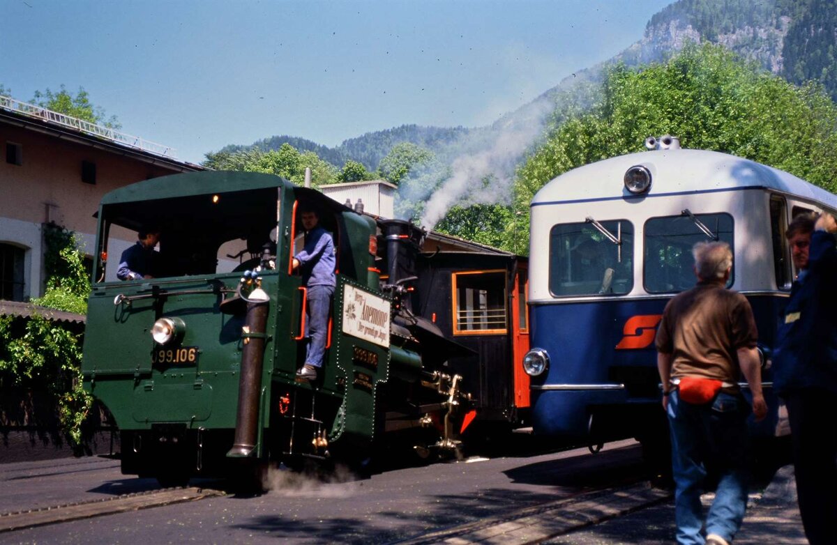 Früherer Schafbergbahnhof St. Wolfgang zu ÖBB-Zeiten: Dampf und Diesel geben sich ein Stelldichein (rechts ein Zahnradwagen der ÖBB-Baureihe 5099)