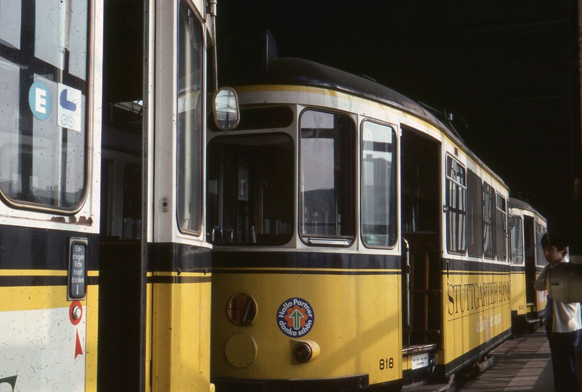 Frühjahr 1978, ein Blick ins Depot Ostheim, damals noch halb gefüllt mit überzähligen T2 und B2. Hier die TW 818 und 820. Der TW 818 hatte runde Rücklichter anstatt der rechteckigen Rücklichter wie bei dne meisten anderen T2. Das war auch beim 804, 813 und 815 so. Der Grund it misr leider nicht bekannt.