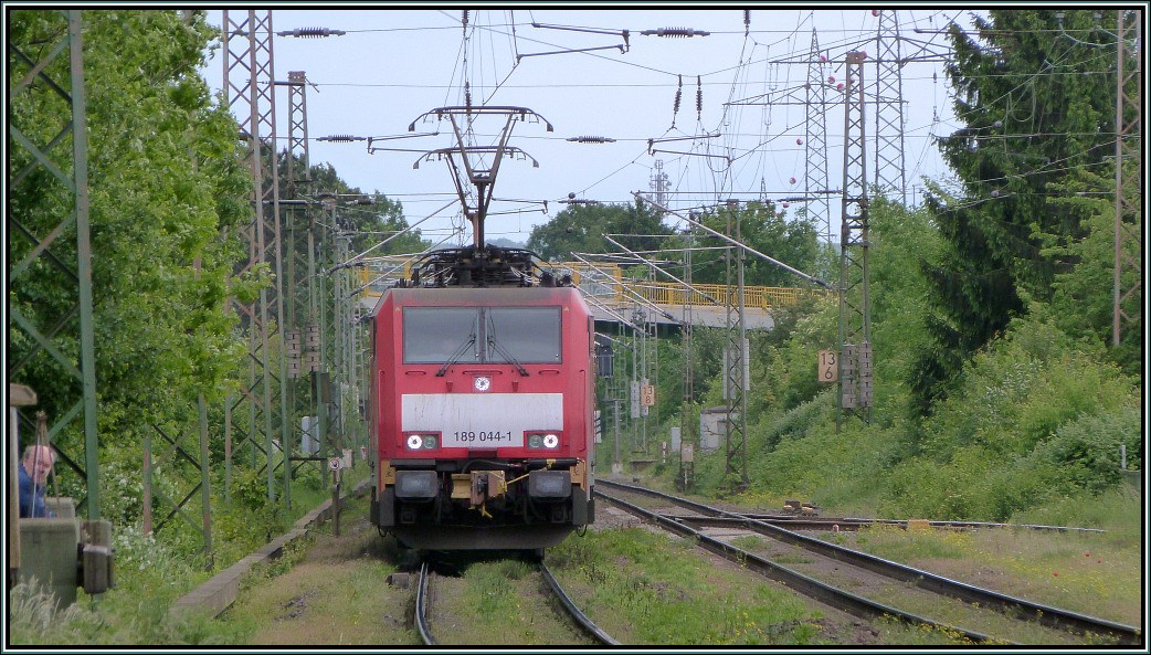 Frühling an der Bahnstrecke bei Ratingen Lintorf. Die 189 044-1 mit Schwesterlok und einen Erzzug am Haken kommt gerade aus Richtung Düsseldorf angefahren. Szenario vom Mai 2014.