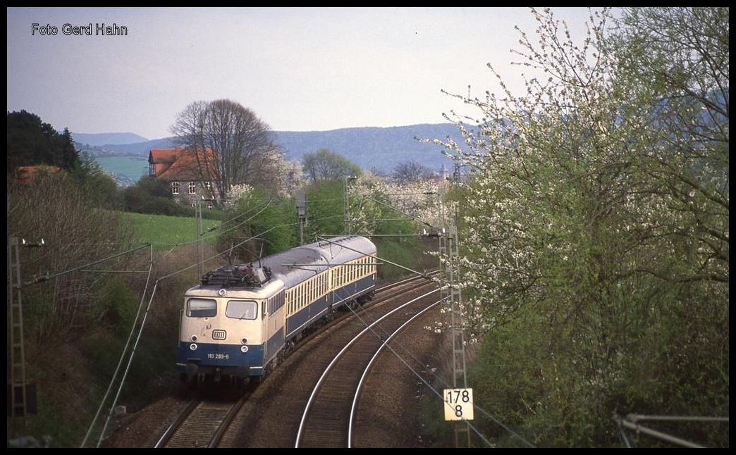 Frühling bei Witzenhausen am 26.4.1992: Um 17.53 Uhr kam 110289 mit dem E nach Kassel vorbei.