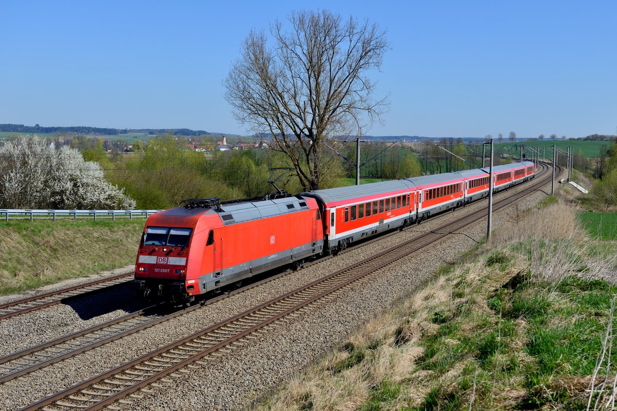 Frühling im Dachauer Hinterland. Mit ihrem RE 4011 braust 101 086 ihrem Ziel München HBF entgegen (Vierkirchen, 21. April 2015).