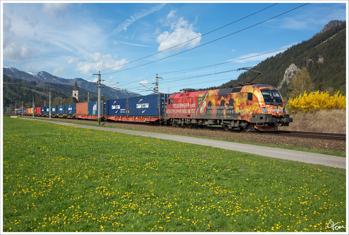 Frühling im Liesingtal II - 1016 048  Feuerwehr und Katastrophenschutz  rollt mit dem Containerzug 43601 durch Kammern. 
17_4_2016