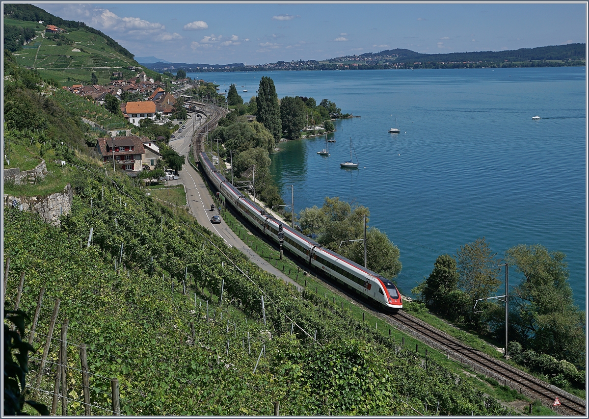 Frühling, SOMMER, Herbst und Winter: hoch steht die Sonne am Himmel als an diesem schöne Sommertag ein ICN RABe 500 beim der westlichen Teil des Bahnhof von Twann fotografiert werden konnte. 

14. August 2019