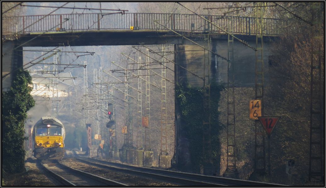 Frühlingserwachen an der Kbs 485 an einen frühen Morgen im April 2014. Eine Class 66 ist mit einen Silozug gerade unterwegs die Rampe hinauf nach Kohlscheid.