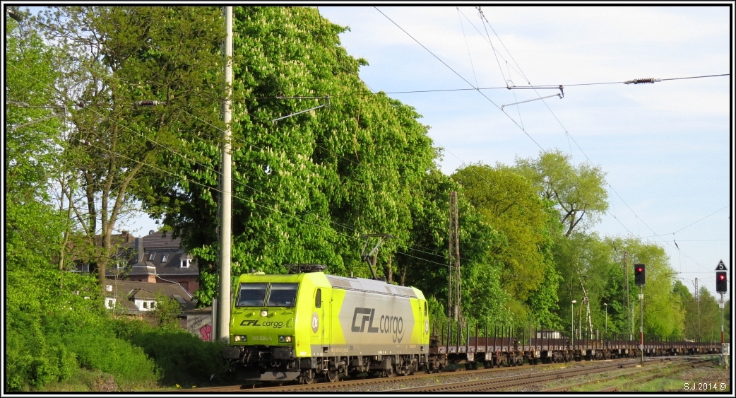 Frühlingsfarben in Lintorf - Ratingen. Farblich angepasst durchfährt die Alpha Train
Traxx (185) der CFL Cargo die Fotostelle mit einen leeren Niederbordwagenzug im April 2013.