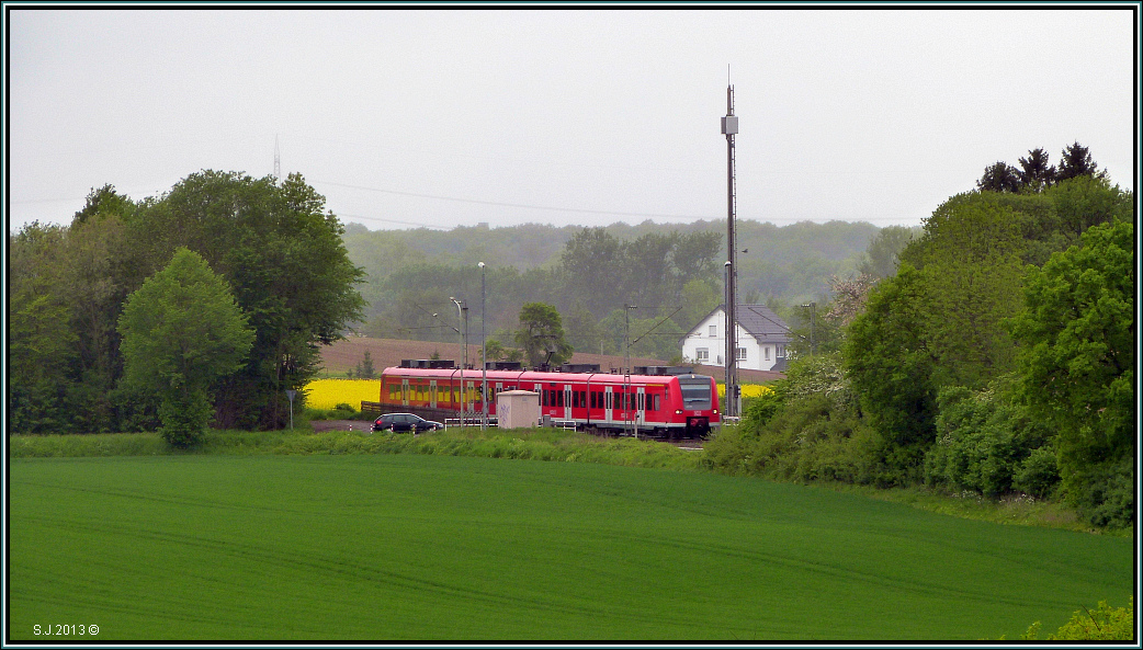 Frhlingsfarben im Mai 2013 bei Wrm an der KBS 485. Dazu passt das DB Rot der RB 33
ganz gut ins Bild. Als Landschaftsfoto ein willkommender Kontrast zum anstehenden Winter ,der jetzt kommen wird.