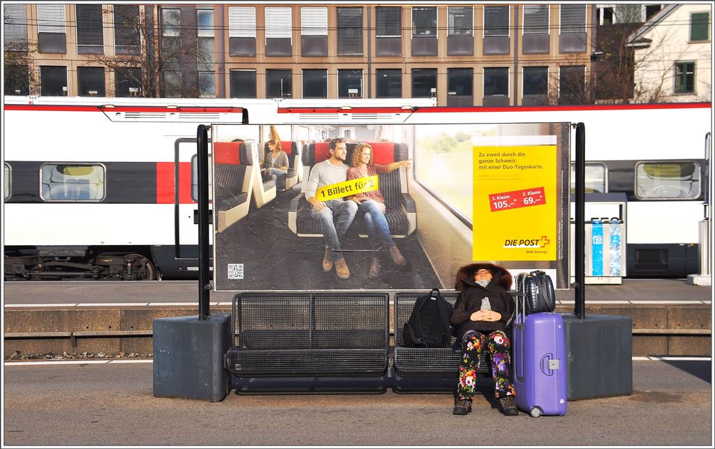Frühlingsgefühle und das mitten im Winter. Wartende Reisende im Zürcher HB geniesst die Dezembersonne. (13.12.2015)