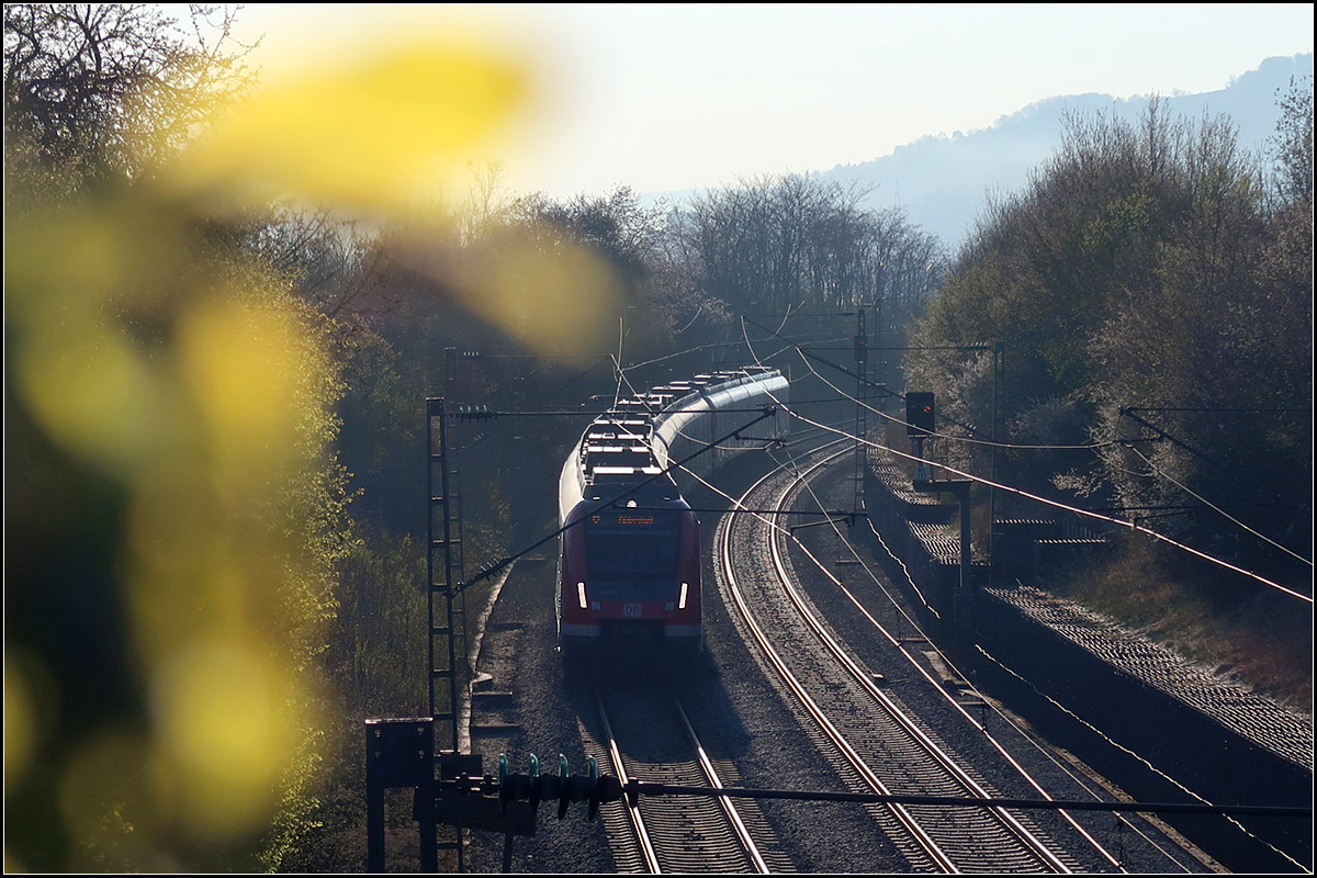 Frühlingsgrün und S-Bahn im Gegenlicht -

Ein Zug auf der Linie S2 in Richtung Stuttgart auf der Remsbahn bei Kernen-Rommelshausen.

01.04.2020 (M)