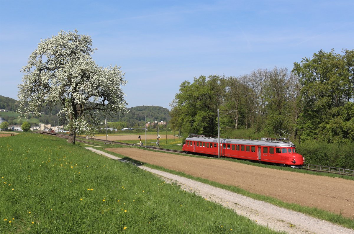 Frühlingsimpressionen vom  Churchill-Pfeil': Der Rote Doppelpfeil  Churchill  unterwegs am 22. April 2018 auf der Dättenberglinie zwischen Embrach-Rorbas und Pfungen.