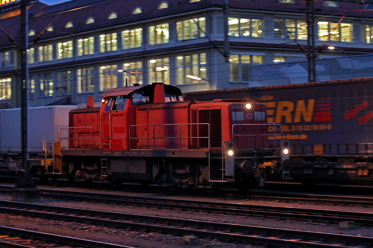 Frühmorgendlicher Mitzieher auf die 294 863-6 die einen Güterzug aus dem Bf Singen (Hohentwiel) rausdrückt Richtung Güterbahnhof.Bild 17.12.2014