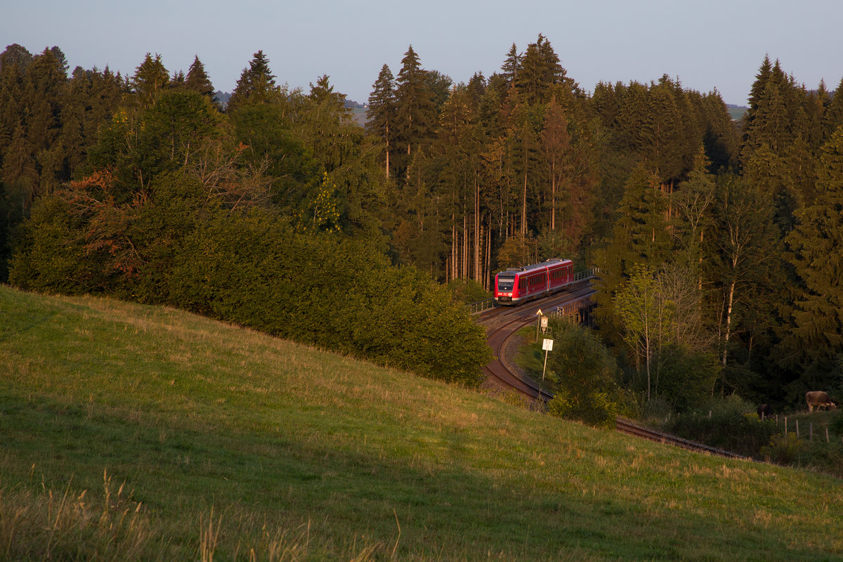 Frühmorgens am 29.8.18 fährt ein 612 kurz hinter Röthenbach in die Kurve von Heimhofen ein. Richtung Oberstaufen.