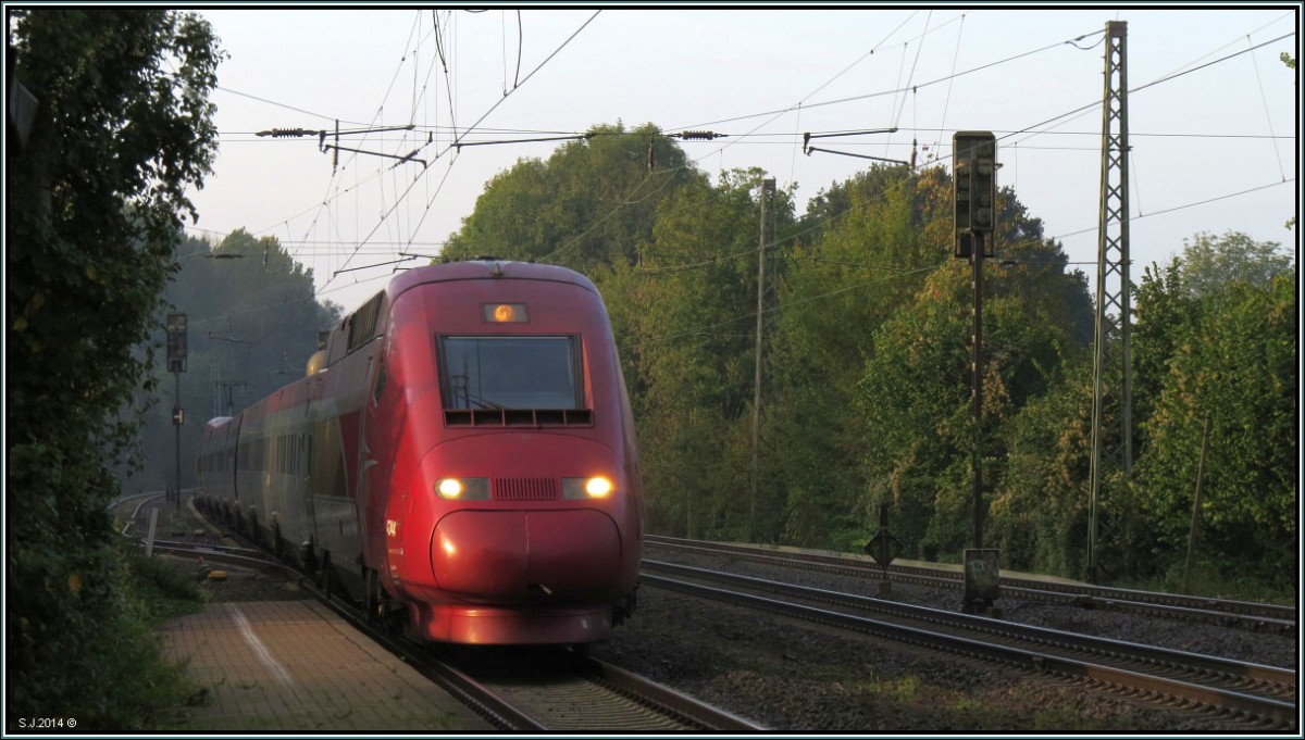 Frühmorgens am Bahnhof von Kohlscheid,die ersten Sonnenstrahlen des Tages treffen genau auf den Triebkopf des Thalys der geradewegs und recht zügig über die Gleise fegt.Szenario vom 11.Oktober 2014 an der Kbs 485.