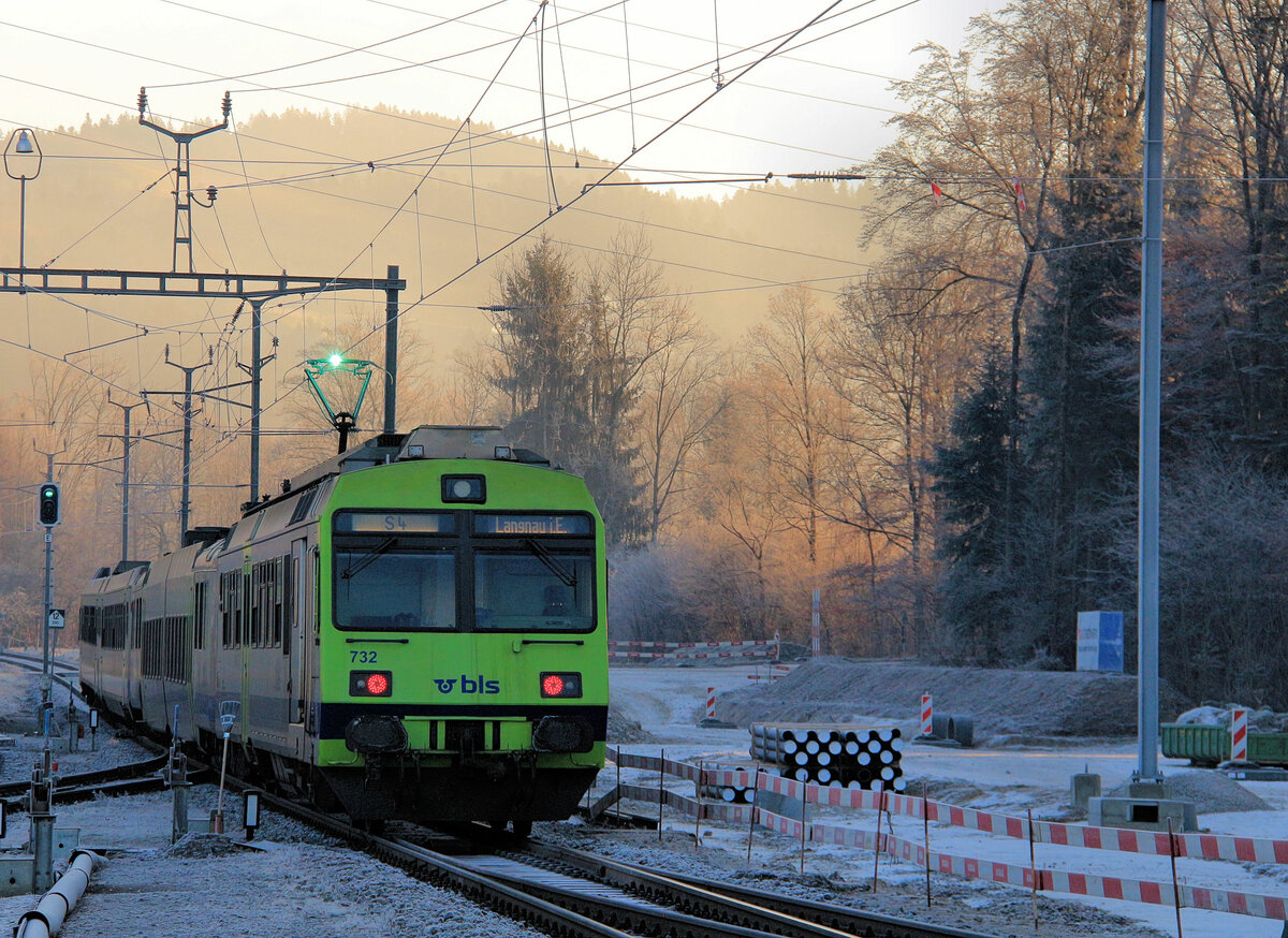 Frühmorgens Ausfahrt aus Ramsei auf die Strecke nach Langnau im Emmental. BLS NPZ Zug, gestossen von Triebwagen 732. 15.Dezember 2016 